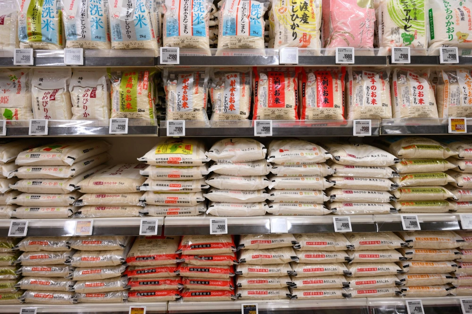 日本米食文化變遷中，超市貨架上陳列的袋裝國產米