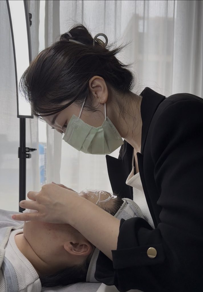 產後皮膚保養美容師兔兔在工作室為客戶進行服務