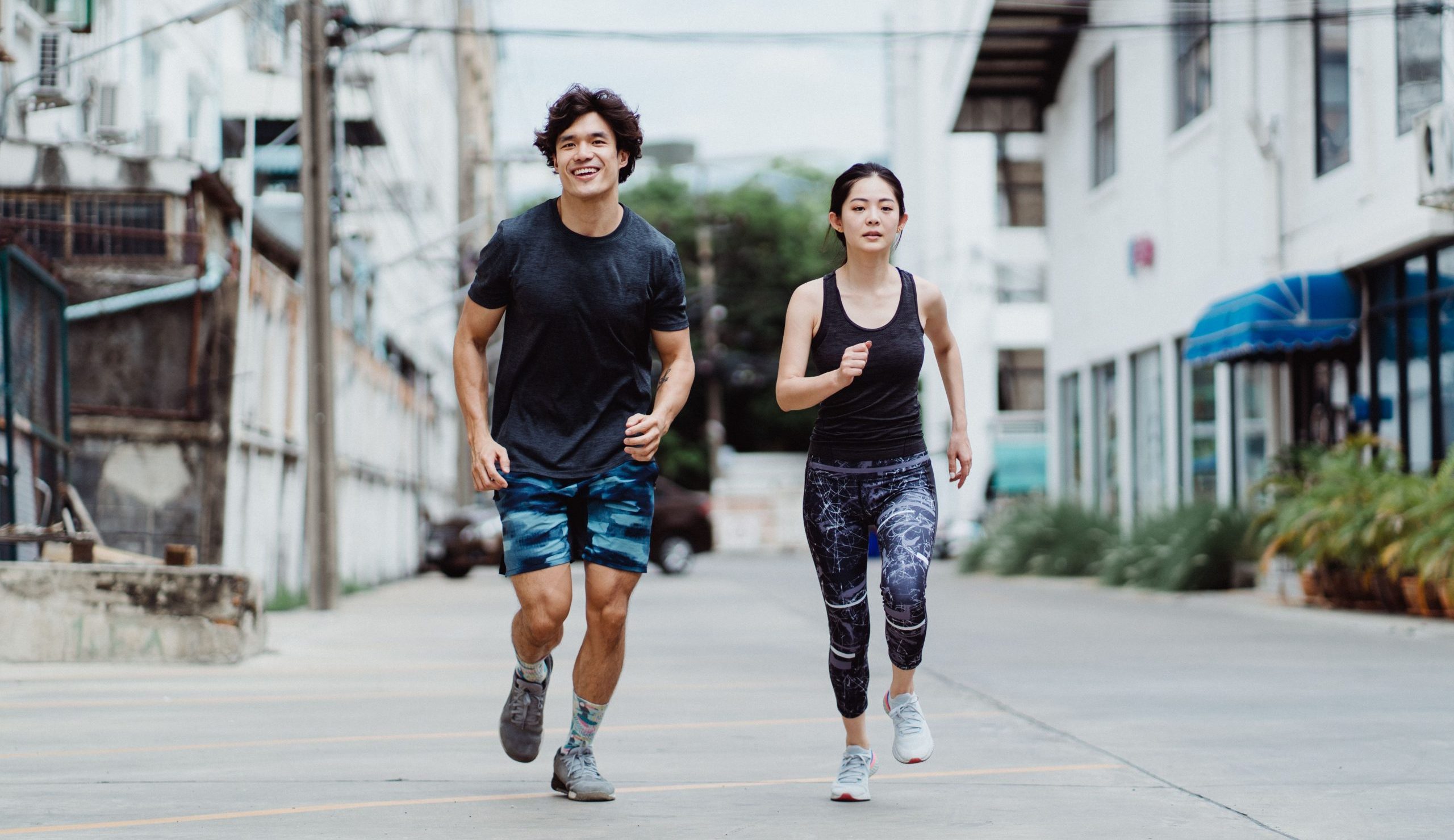 夫妻一起在戶外運動的畫面，呼應夫妻運動增進感情的主題