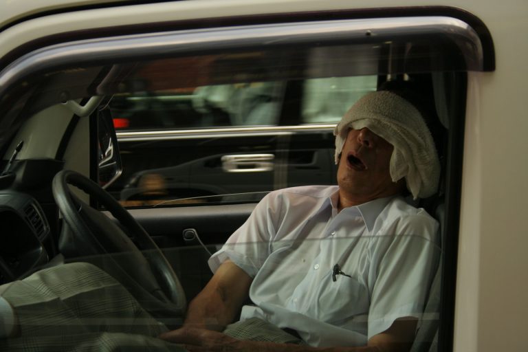 睡眠呼吸中止症患者白天開車疲勞駕駛打瞌睡的示意情境