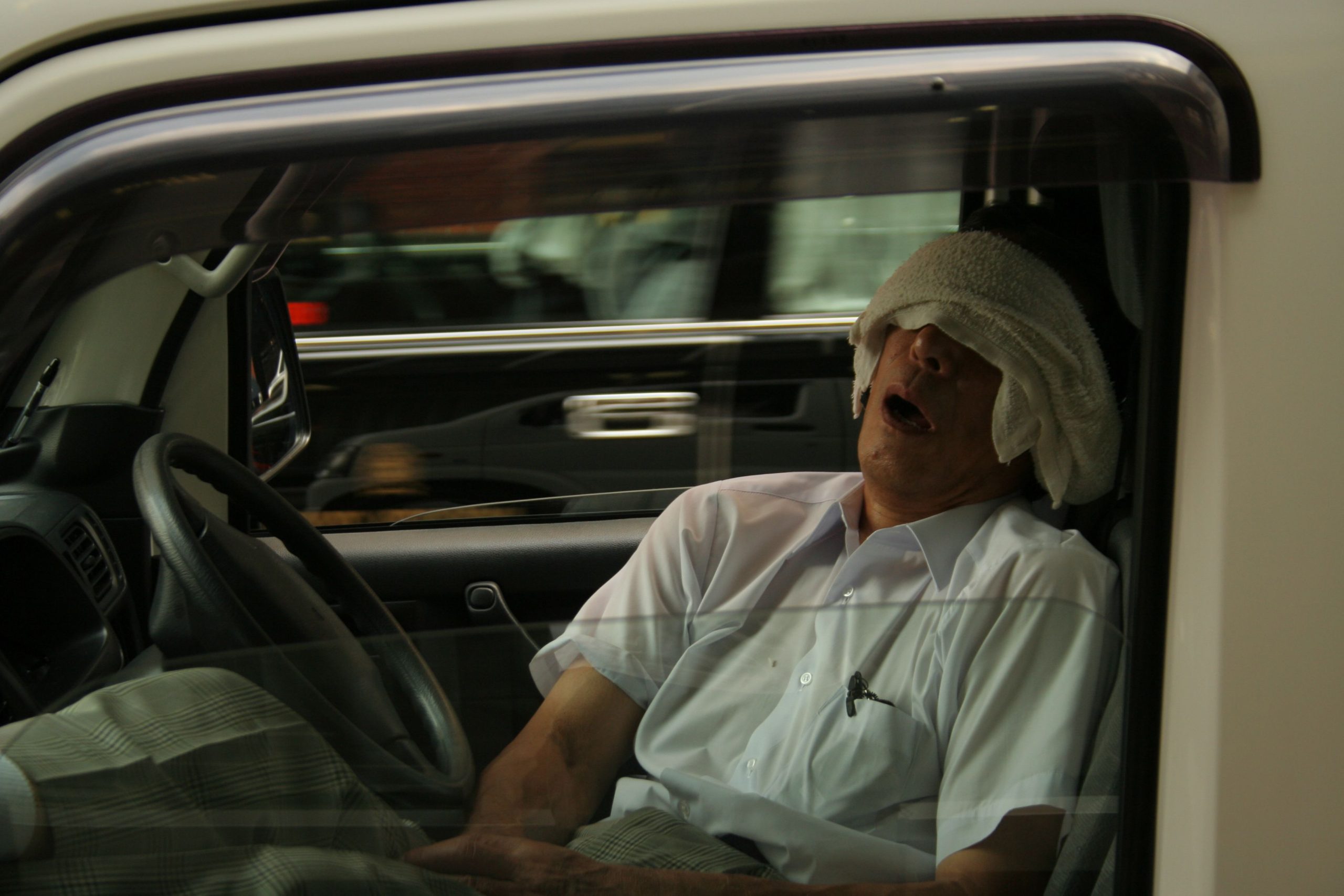 睡眠呼吸中止症患者白天開車疲勞駕駛打瞌睡的示意情境