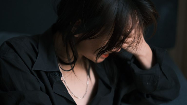 腦霧話題示意圖，一名成年人頭腦昏沉、注意力難以集中