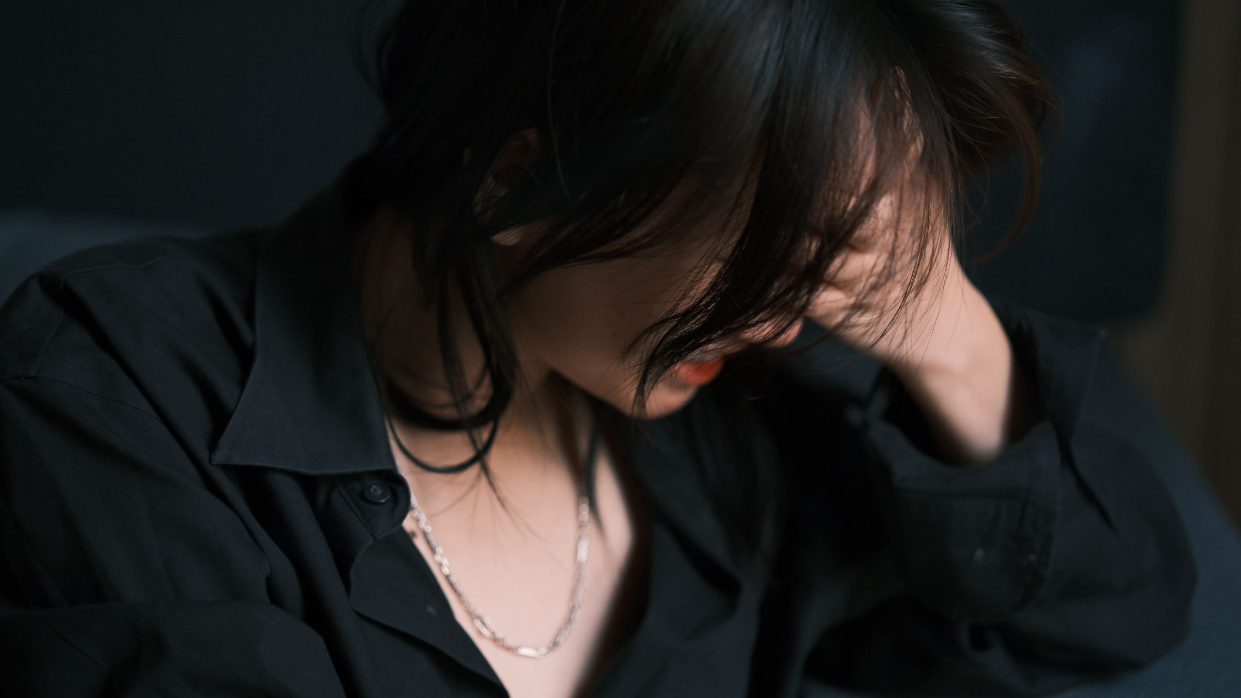 腦霧話題示意圖，一名成年人頭腦昏沉、注意力難以集中