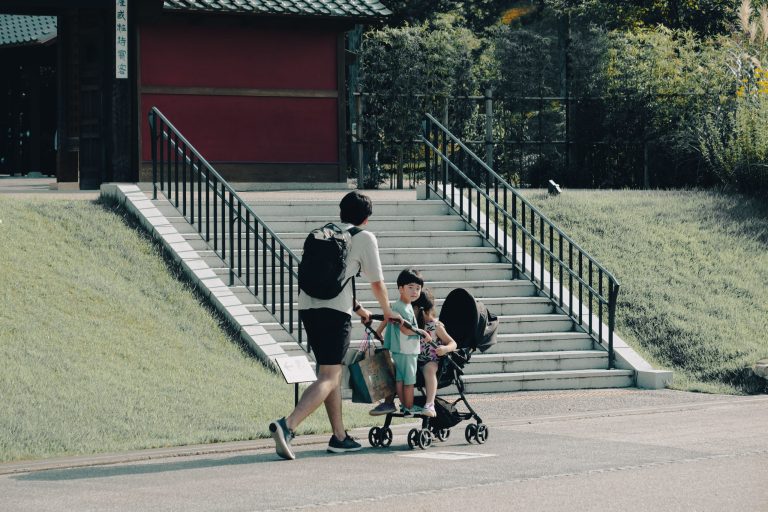 日本人口跌破1.2億，東京街頭通勤人潮與高齡長者