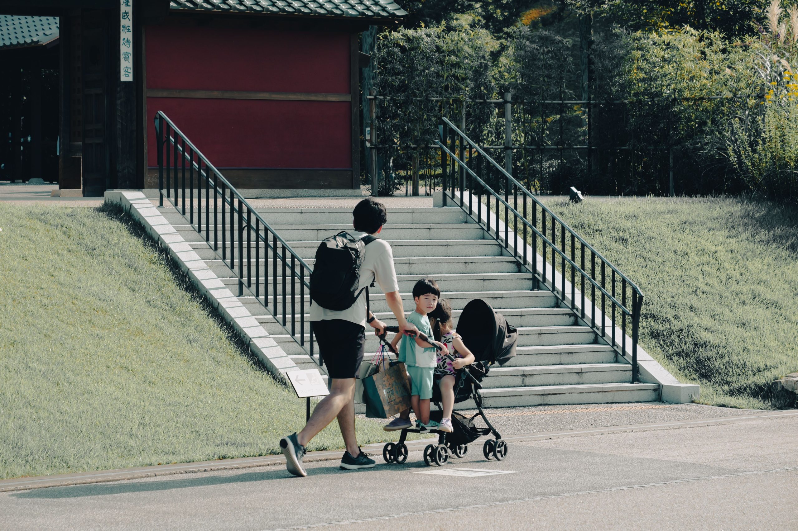 日本人口跌破1.2億，東京街頭通勤人潮與高齡長者
