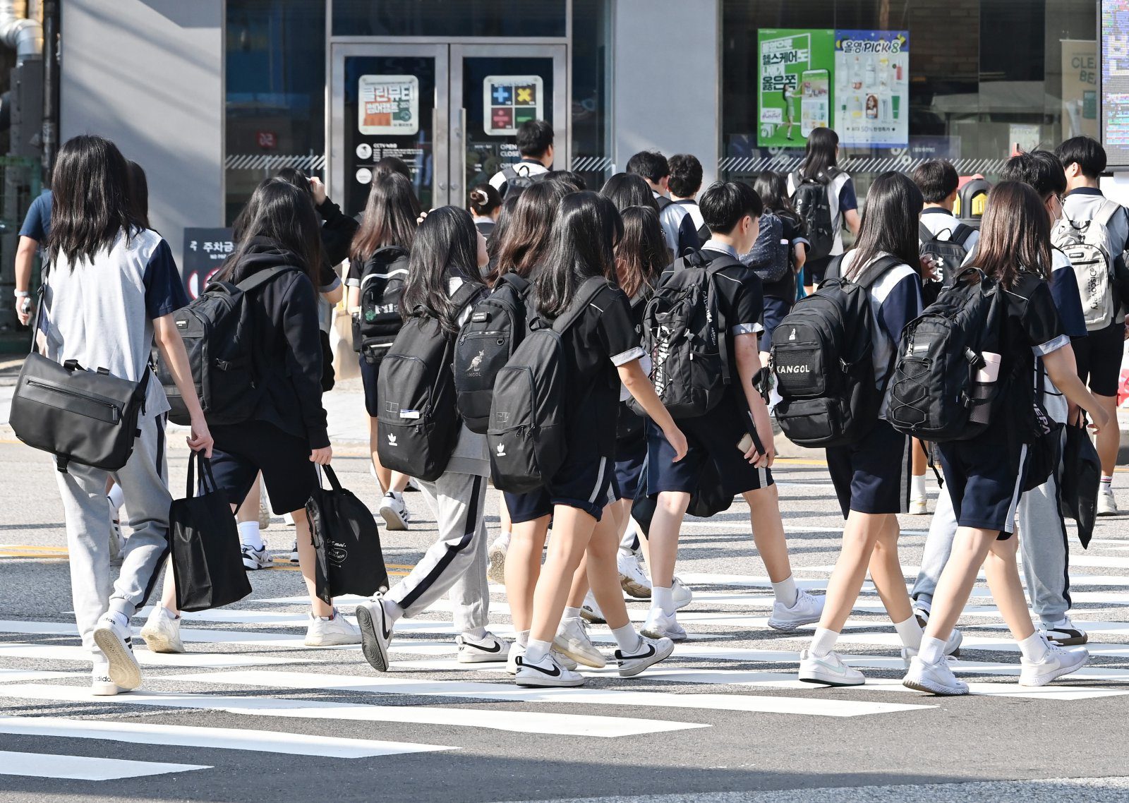韓國青少年健康追蹤調查顯示高中生吸菸與飲酒經驗明顯增加