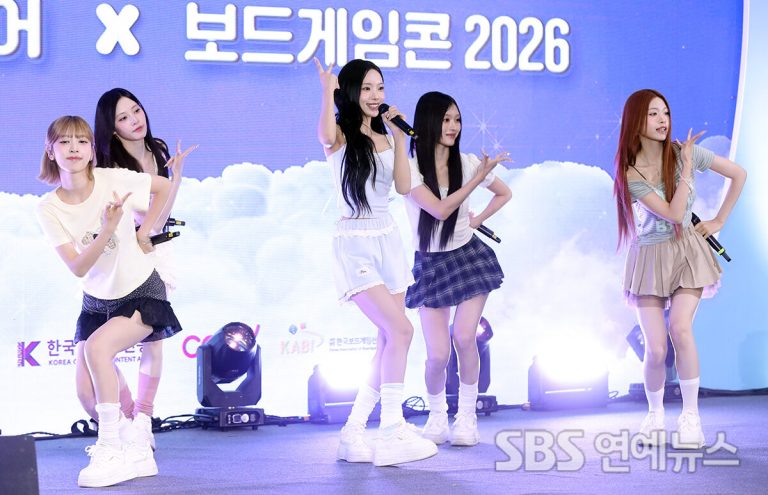 K-pop 偶像在舞台上演出的資料畫面，成員曾揭露出道前減肥與容貌焦慮帶來的創傷