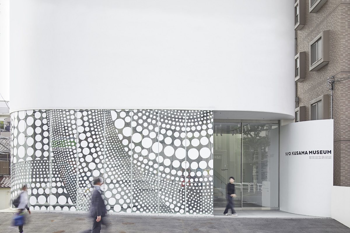 草間彌生逝世後首展在東京草間彌生美術館開幕，會場展出她標誌性的圓點與燈光裝置