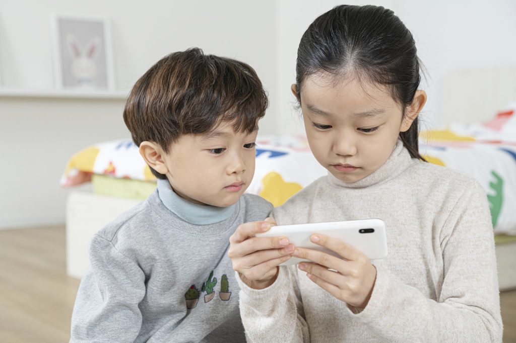 兒童螢幕時間與大腦白質關聯的新聞配圖