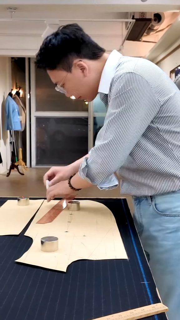 訂製西裝裁縫師告訴你,韓版西裝不是韓國貨! 2 訂製西裝裁縫師在案桌前檢查版型的細節